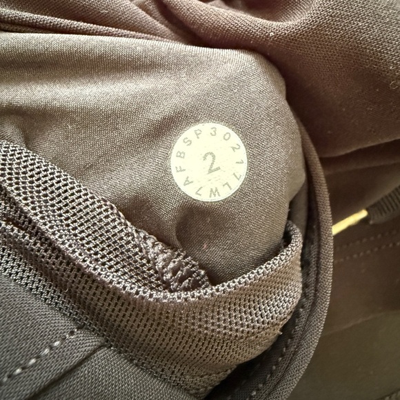 Lululemon On The Fly Short Woven 2.5" Black Womens 2 Activewear - Picture 3 of 5